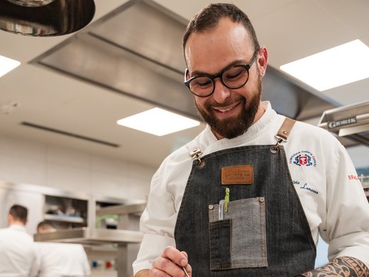 Kontrasto Restaurant „Stil und Eleganz bei Tisch“ Kontrasto Restaurant „Stil und Eleganz bei Tisch“