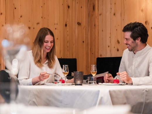 Kontrasto Restaurant „Stil und Eleganz bei Tisch“ Kontrasto Restaurant „Stil und Eleganz bei Tisch“